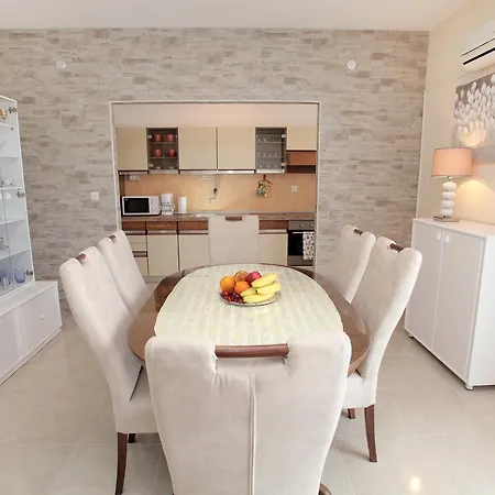 Carmen Apartment *